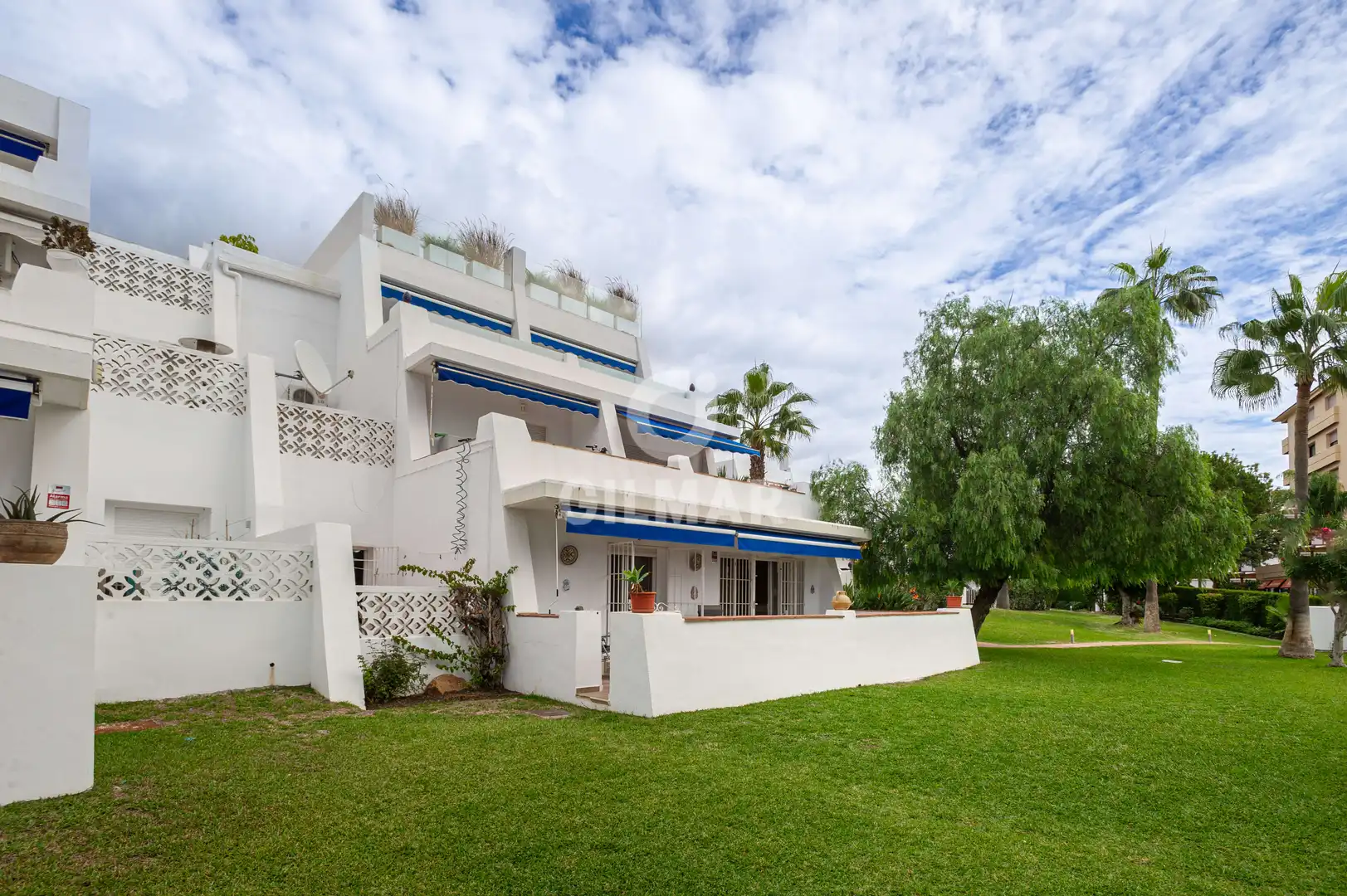 Vista exterior de Apartament en venda en Marbella amb Jardí privat, Traster i Piscina