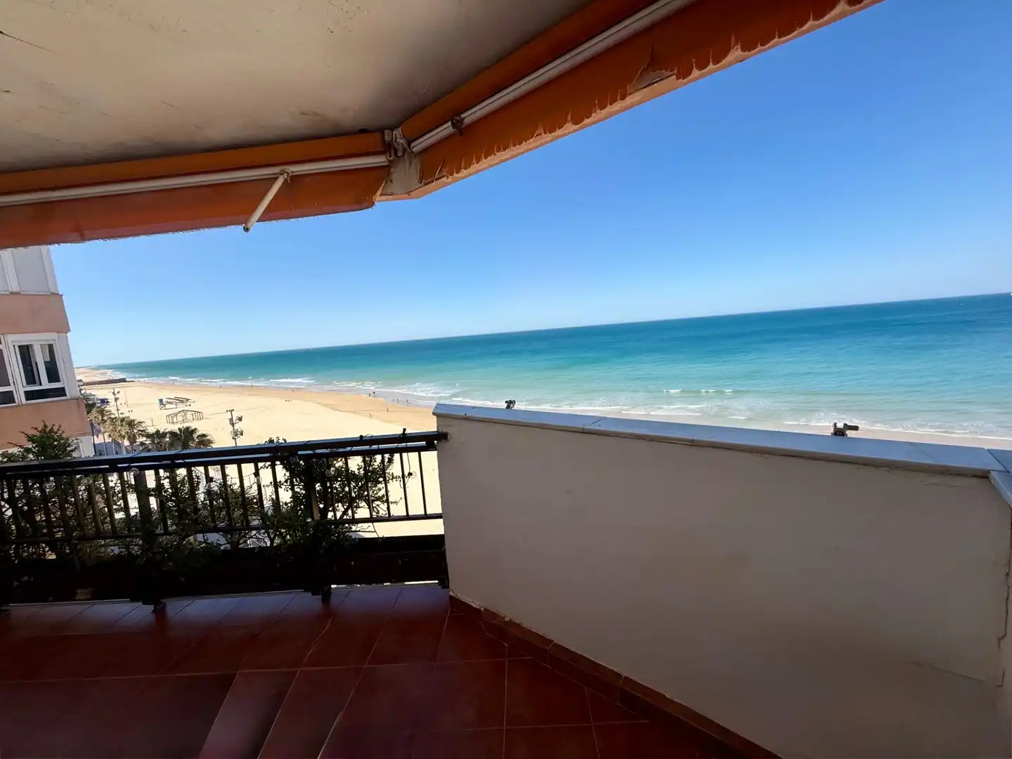 Vista exterior de Pis en venda en Cádiz amb Terrassa i Balcó