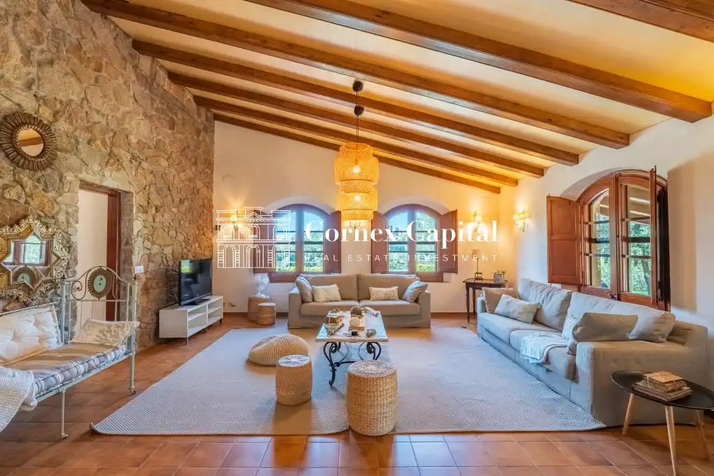 Sala de estar de Finca rústica de alquiler en Fontanilles con Aire acondicionado, Calefacción y Jardín privado