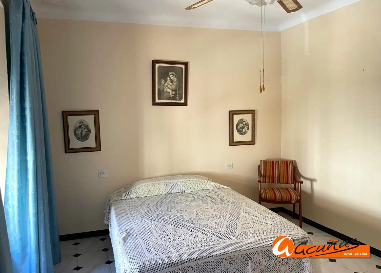 Habitación de Casa adosada en venta en Alameda con Trastero