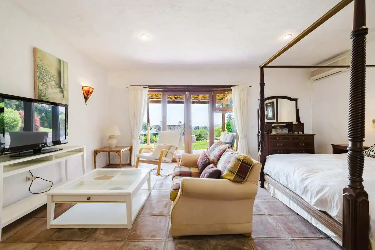 Sala d'estar de Casa o xalet en venda en Estepona amb Aire condicionat, Calefacció i Jardí privat
