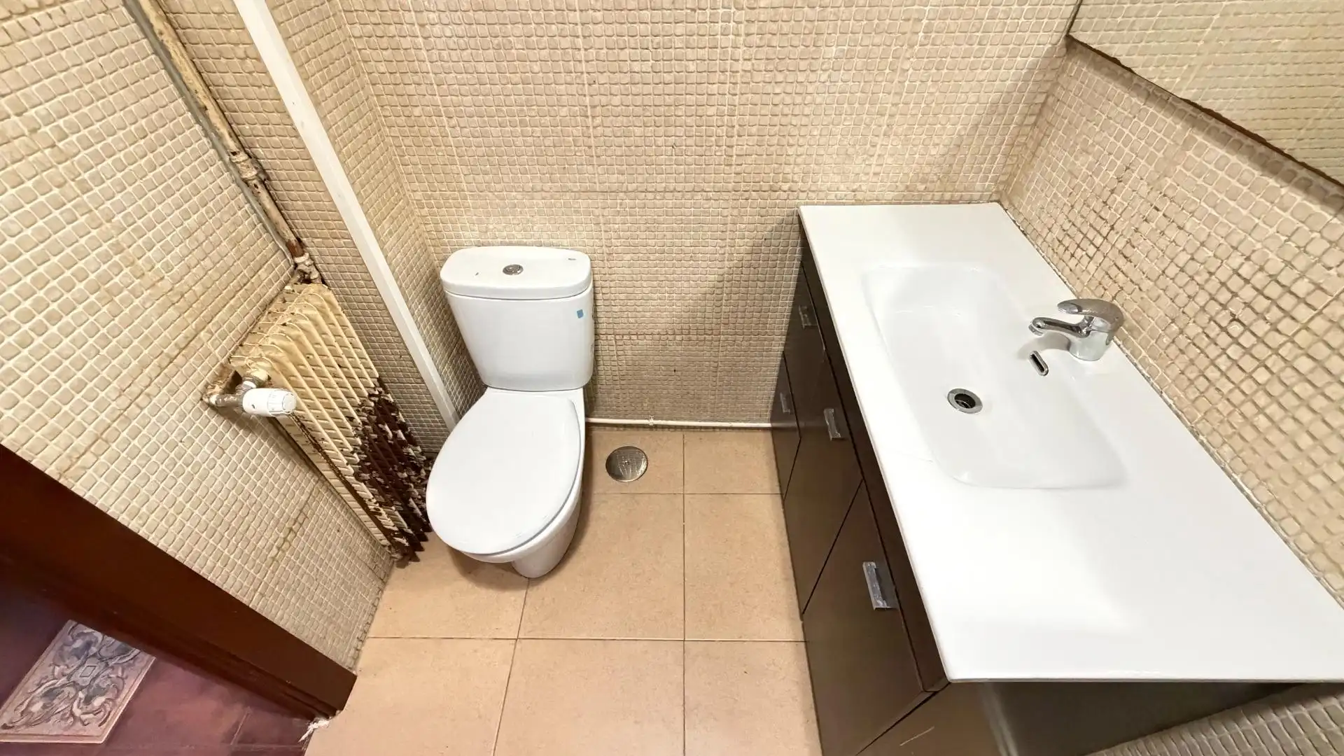 Bathroom of Flat for sale in Vigo   with Heating, Terrace and Balcony