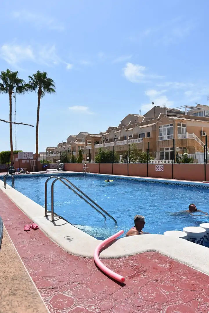 Piscina de Dúplex en venta en Orihuela con Terraza, Piscina y Amueblado