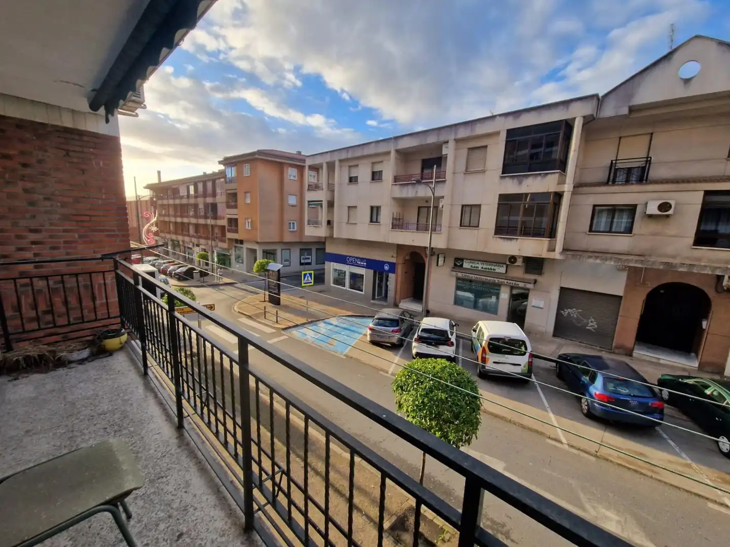 Außenansicht von Einfamilien-Reihenhaus zum Verkauf in Plasencia mit Klimaanlage, Terrasse und Abstellraum