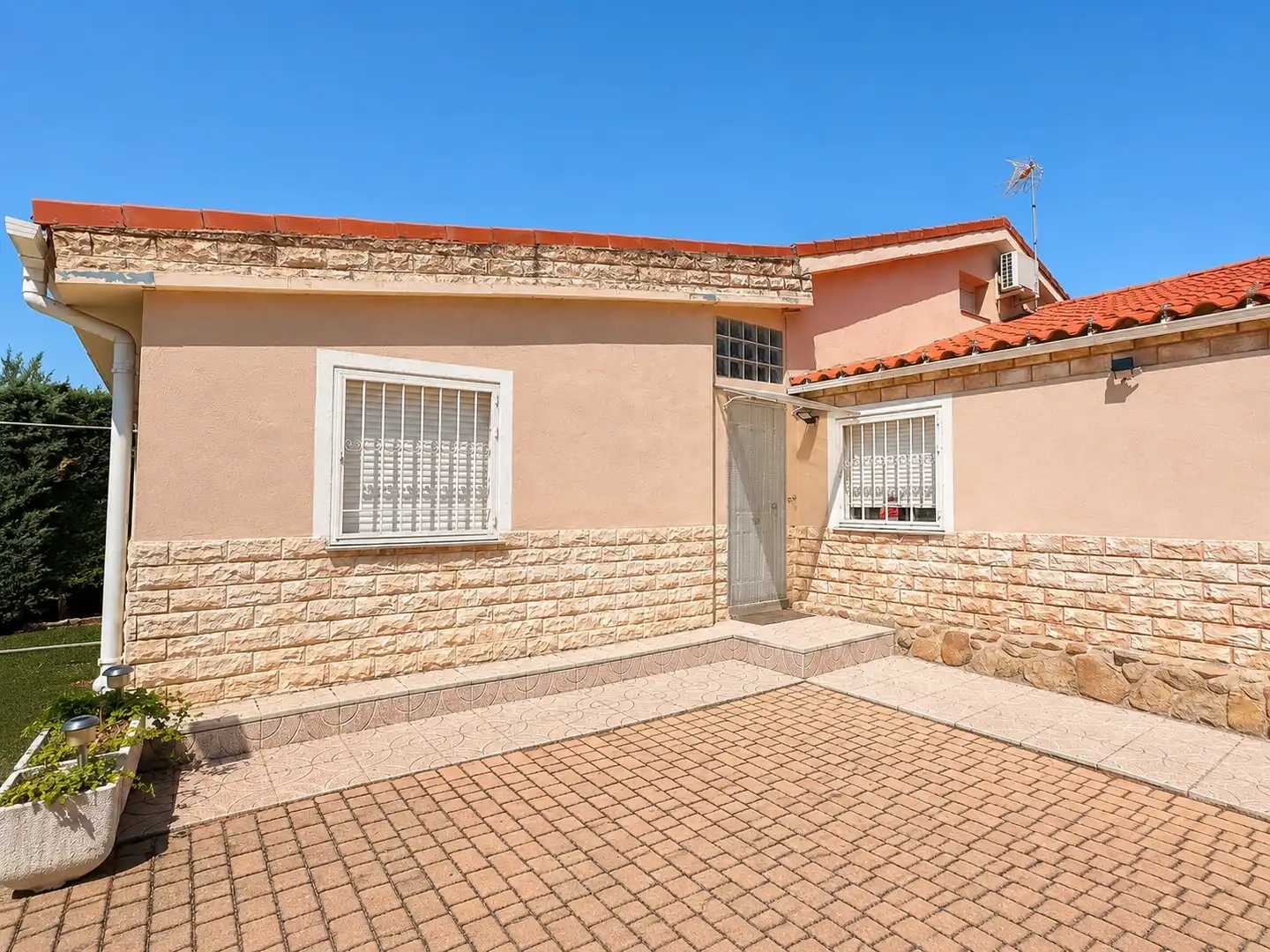 Vista exterior de Casa o chalet en venta en Nuevo Baztán con Aire acondicionado, Calefacción y Jardín privado
