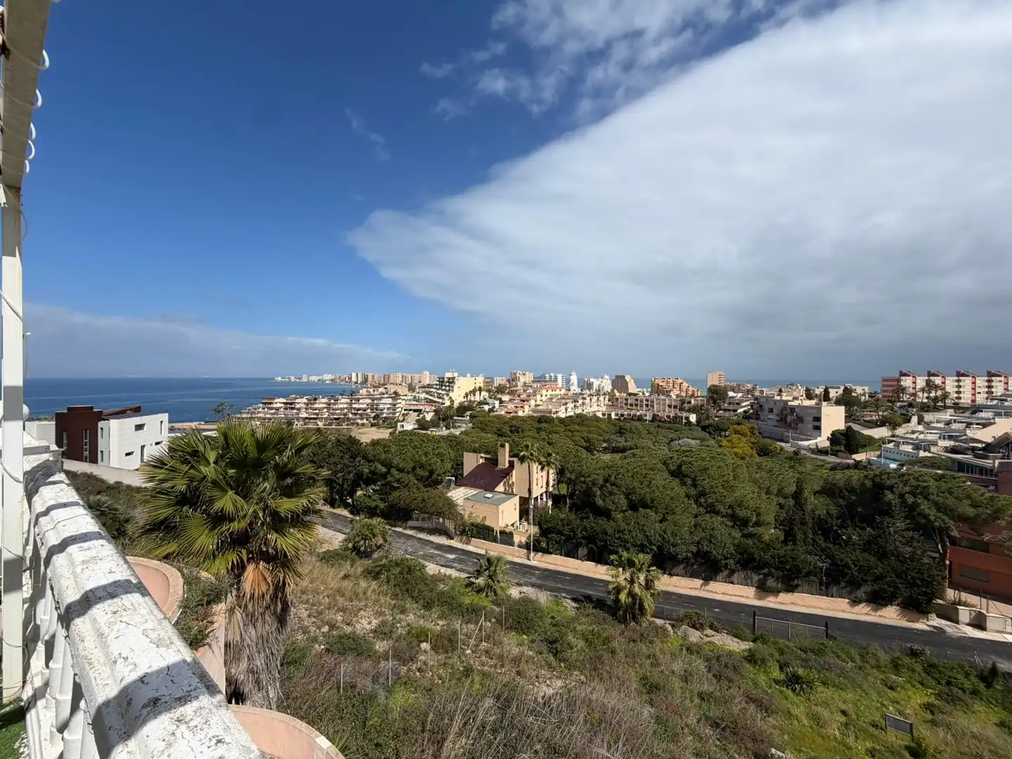 Vista exterior de Piso en venta en La Manga del Mar Menor con Terraza y Piscina comunitaria