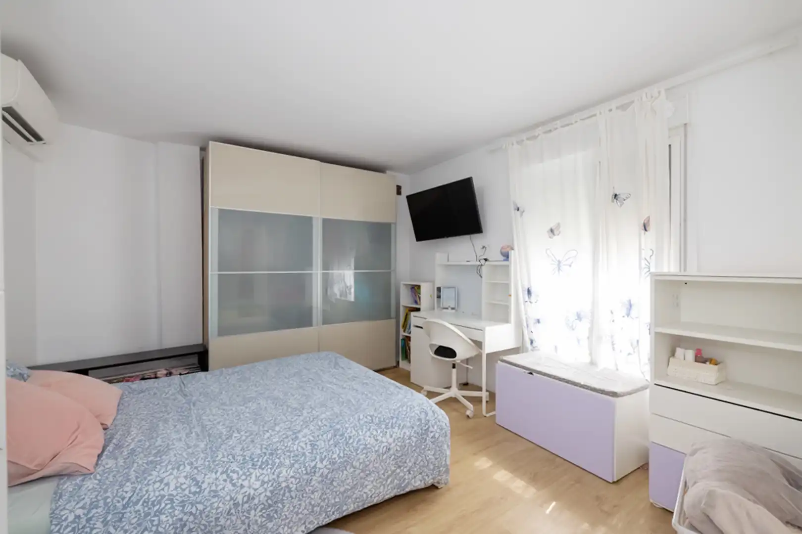Habitación de Casa adosada en venta en Málaga con Aire acondicionado, Calefacción y Jardín privado