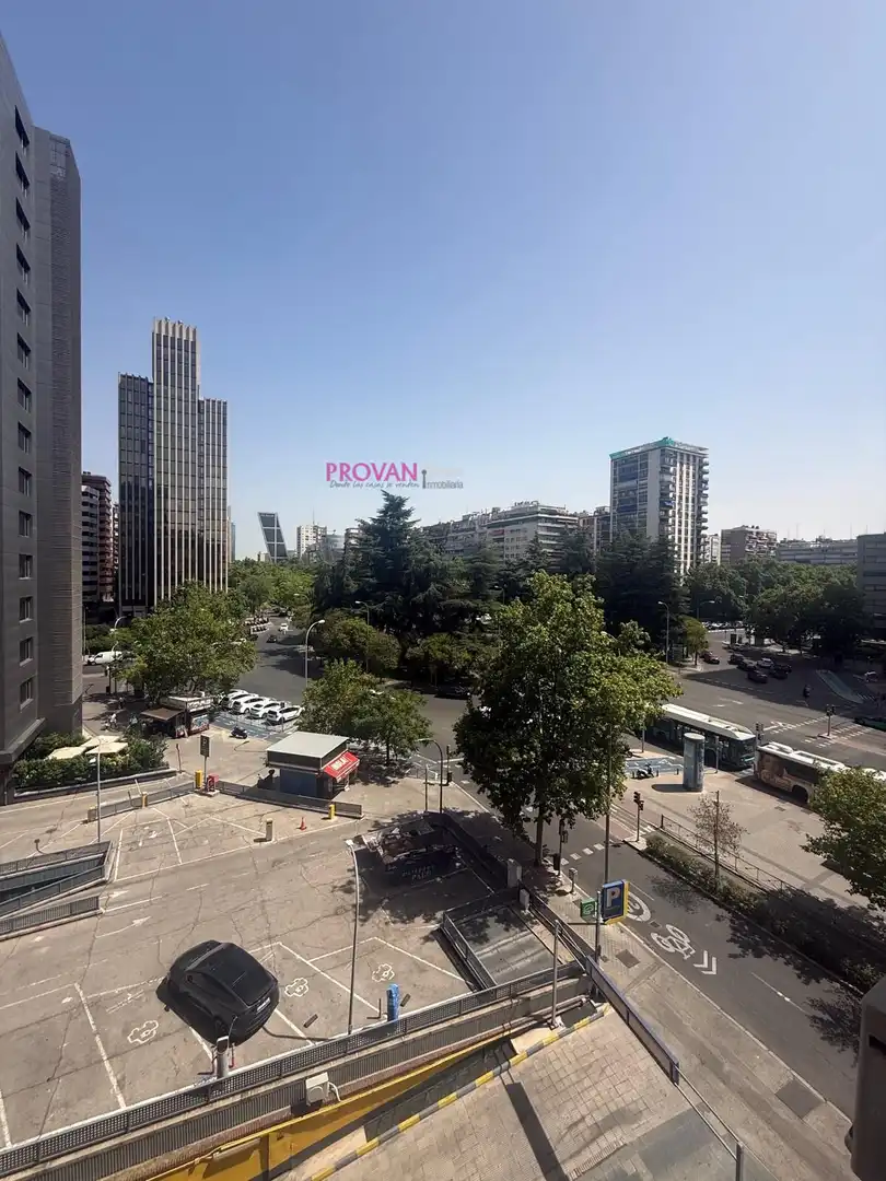 Außenansicht von Wohnung zur Miete in Madrid mit Klimaanlage, Heizung und Parkett
