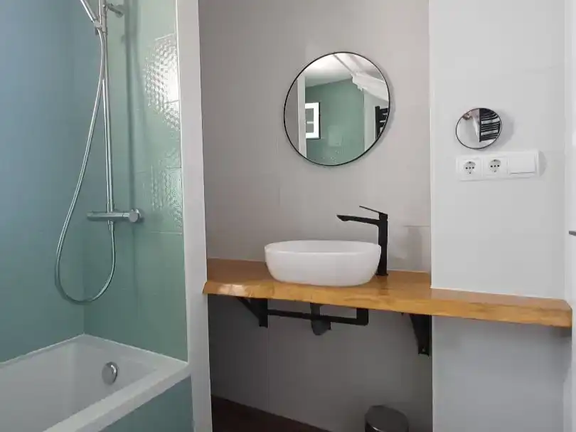 Badezimmer von Einfamilien-Reihenhaus zum Verkauf in Polop mit Klimaanlage