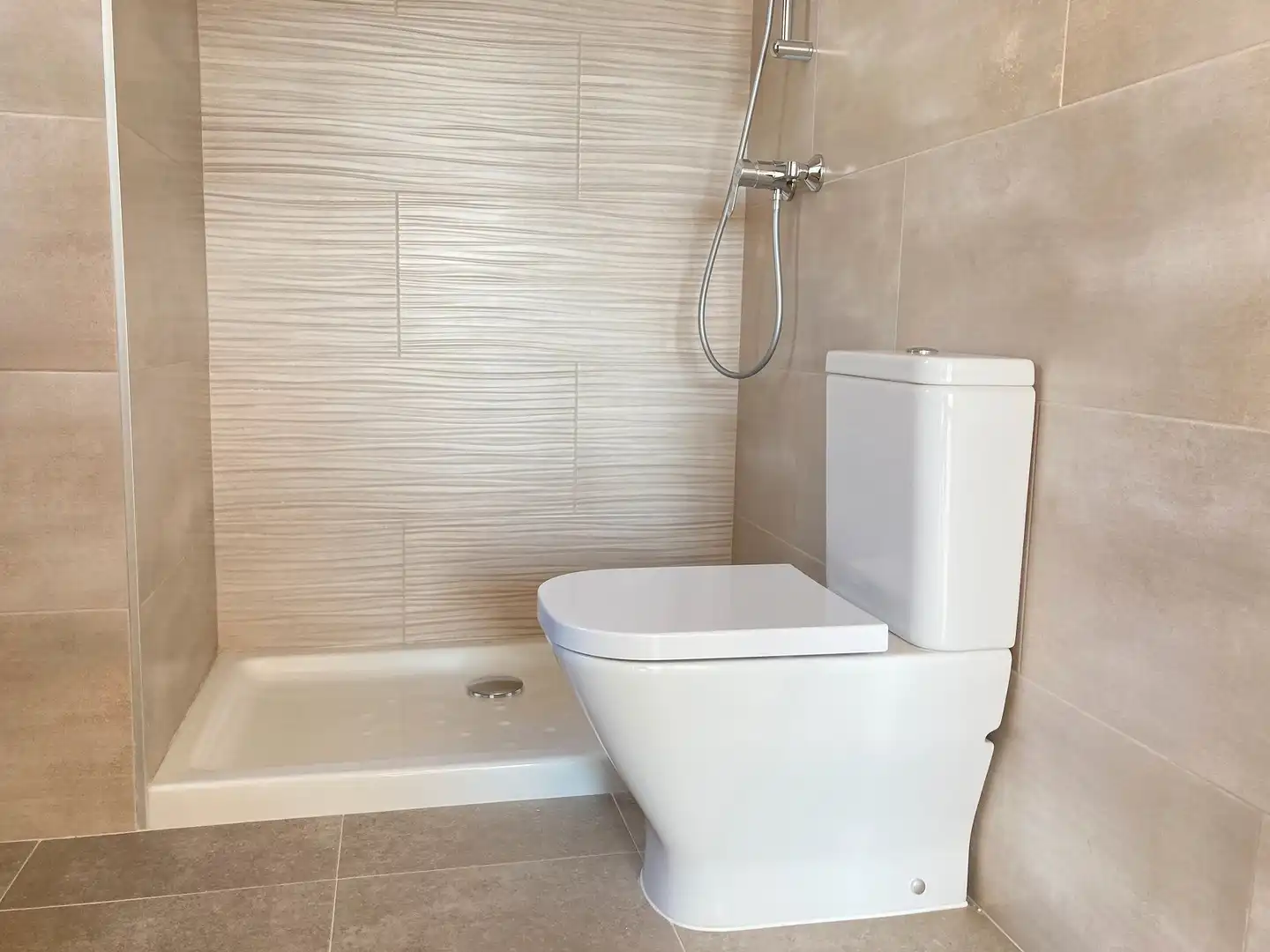 Baño de Piso de alquiler en Sant Adrià de Besòs con Calefacción, Parquet y Terraza