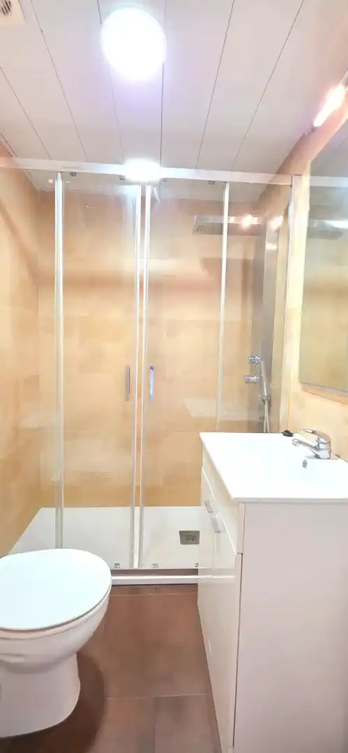Badezimmer von Wohnung zum Verkauf in Barcelona mit Ofen, Balkon und Alarm