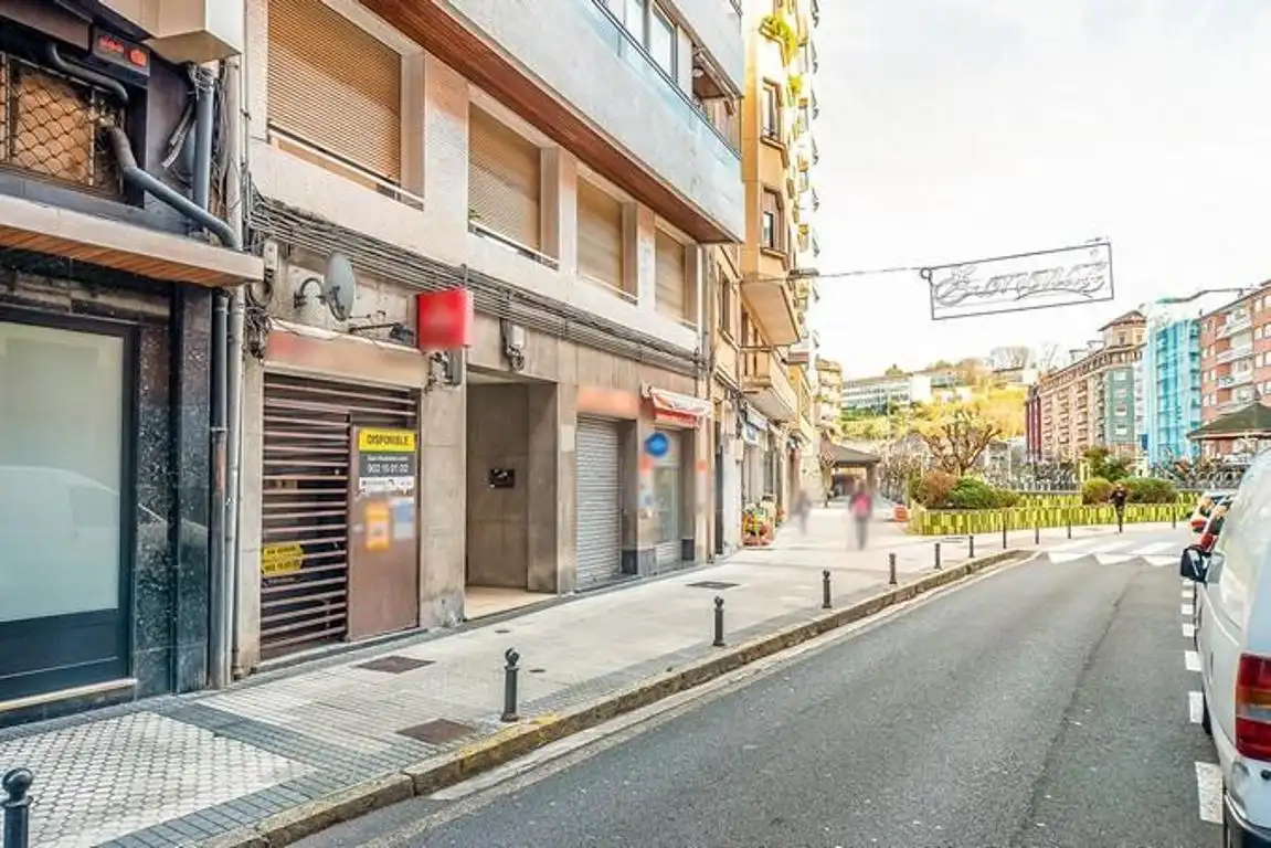 Local comercial en venda a Calle ESCALANTEGUI 21
