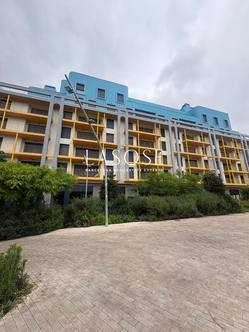 Vista exterior de Piso de alquiler en Barcelona con Terraza y Piscina comunitaria