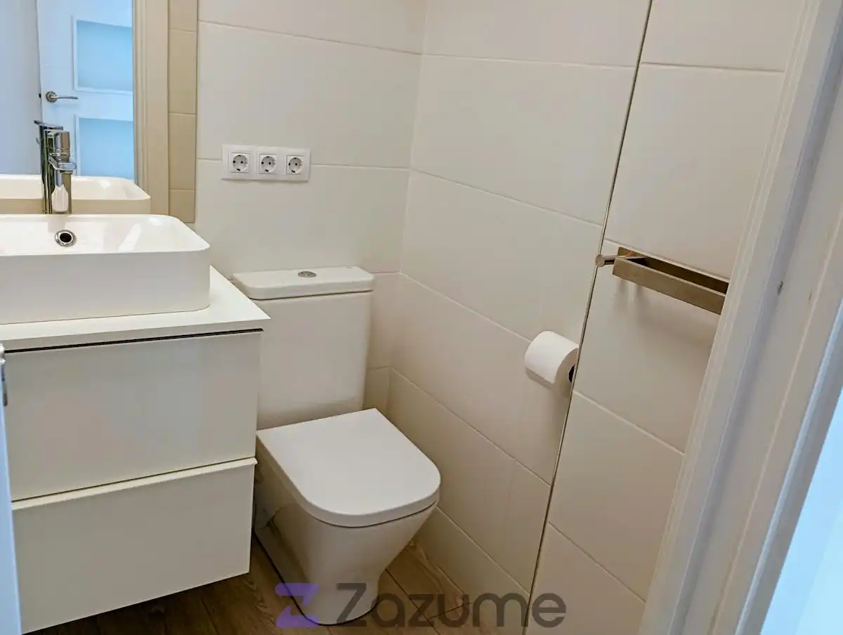 Badezimmer von Wohnungen zur Miete in Barcelona mit Klimaanlage, Heizung und Parkett