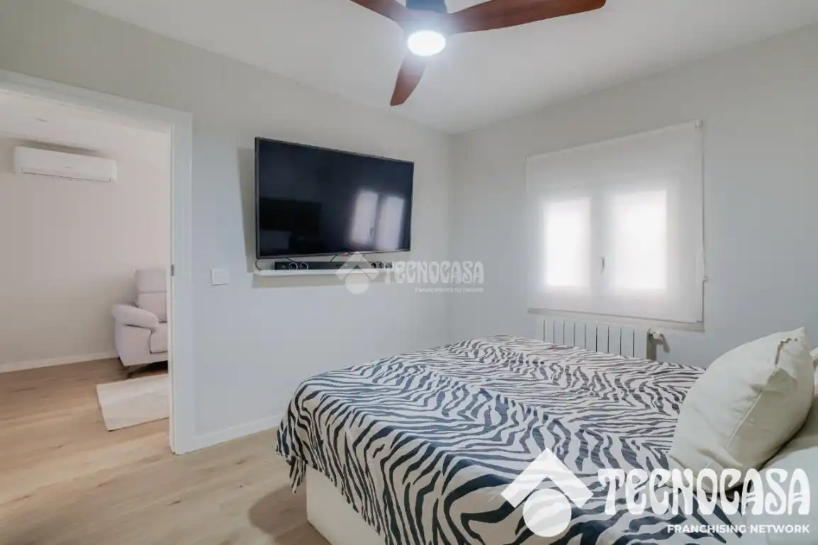 Bedroom of Flat for sale in Santa Coloma de Gramenet  with Air Conditioner, Heating and Parquet flooring