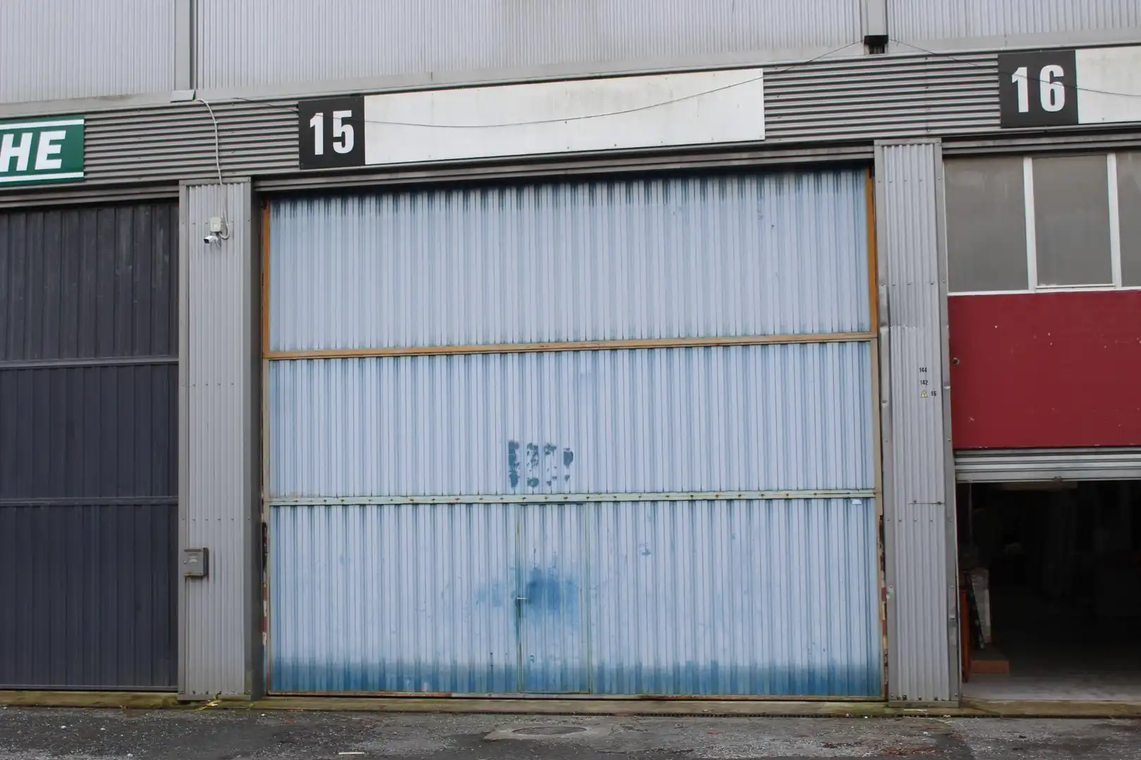 Außenansicht von Fabrikhallen zum Verkauf in Irun 