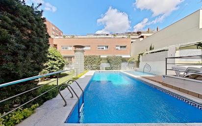 Swimming pool of Flat for sale in  Barcelona Capital  with Air Conditioner, Heating and Private garden