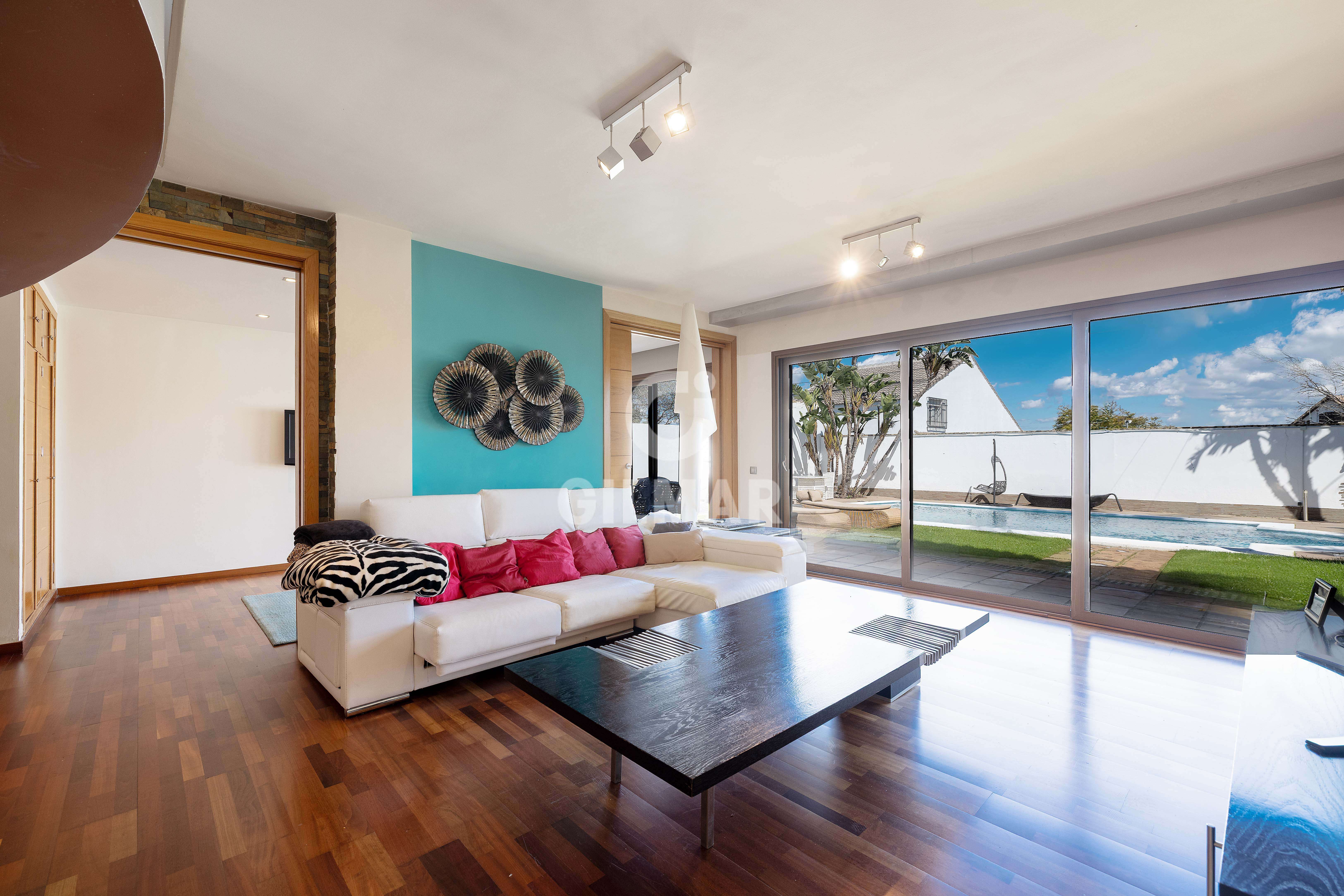 Sala d'estar de Casa o xalet en venda en Dos Hermanas amb Piscina