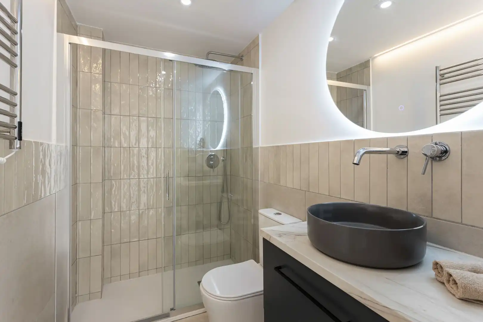 Badezimmer von Einfamilien-Reihenhaus zum Verkauf in Badalona mit Klimaanlage, Heizung und Terrasse