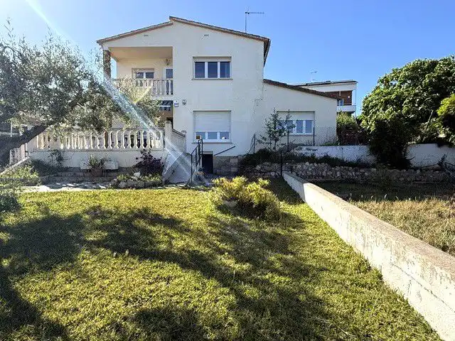 Vista exterior de Casa o chalet en venta en Vilanova i la Geltrú con Calefacción y Terraza
