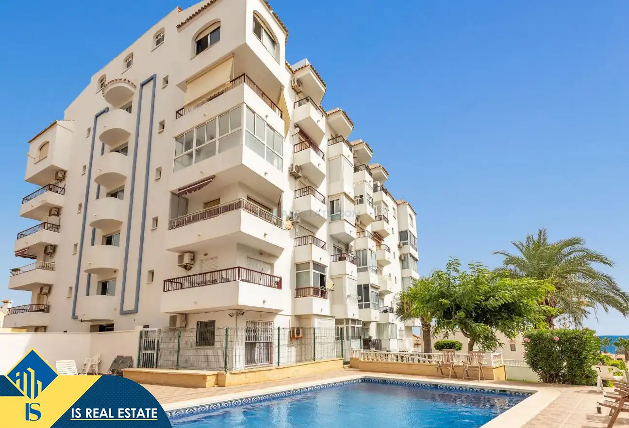 Vista exterior de Estudi en venda en Torrevieja amb Calefacció, Moblat i Rentadora