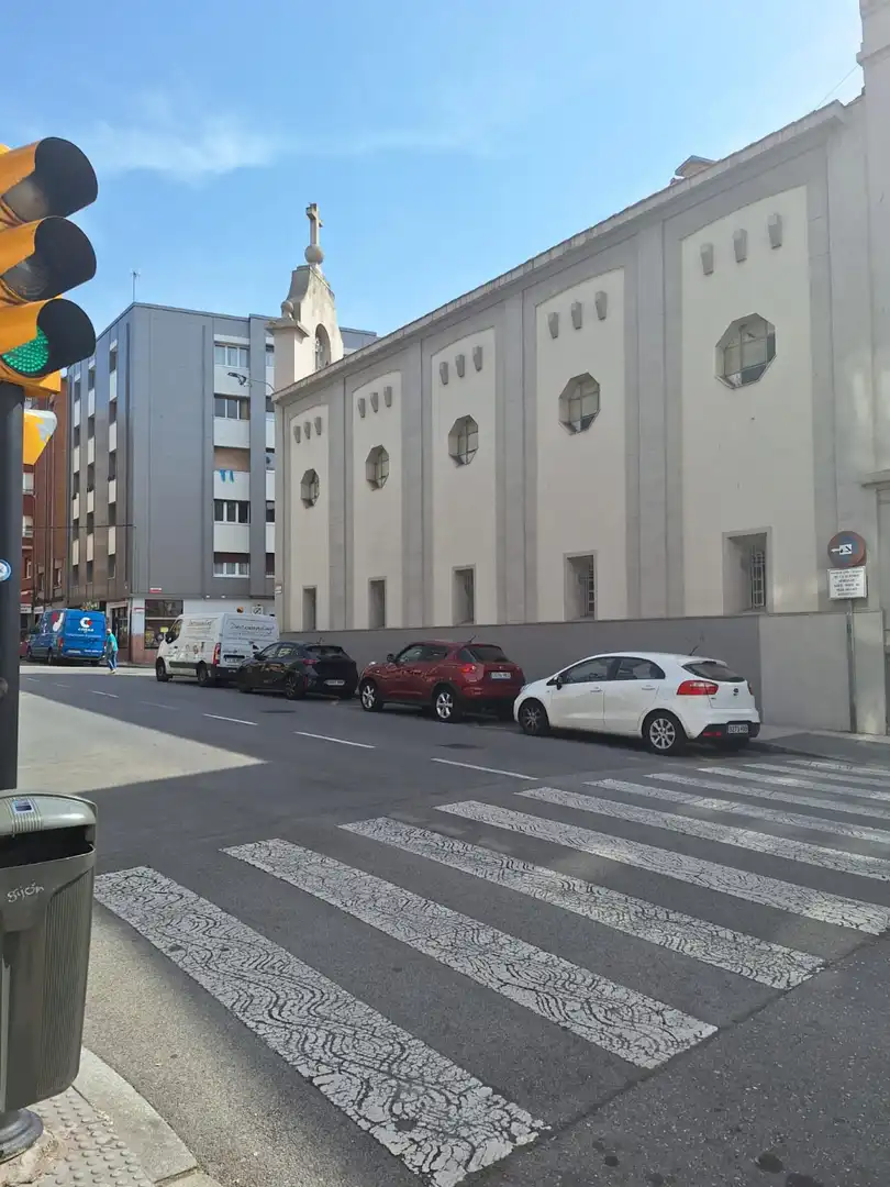 Aparcament de Pis de lloguer en Gijón  amb Calefacció, Parquet i Balcó