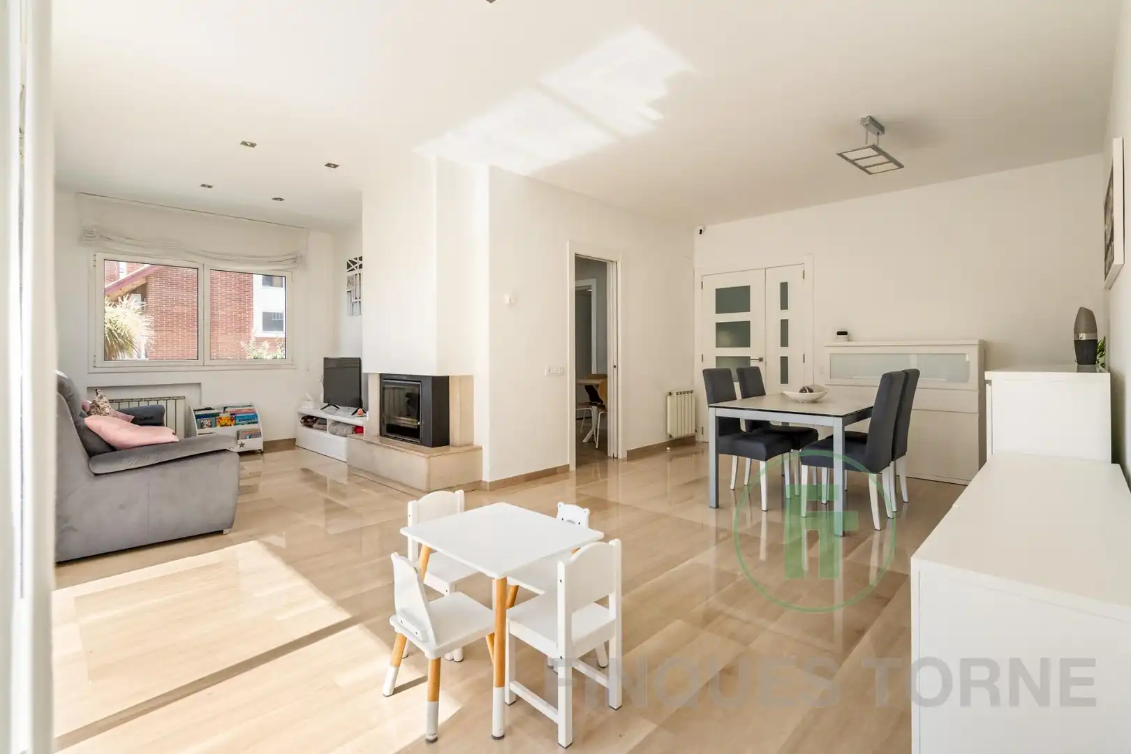 Sala d'estar de Casa o xalet en venda en Montcada i Reixac amb Aire condicionat, Jardí privat i Parquet