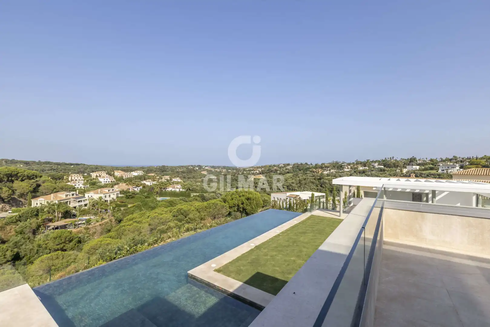 Vista exterior de Casa o xalet en venda en Sotogrande amb Calefacció, Jardí privat i Piscina