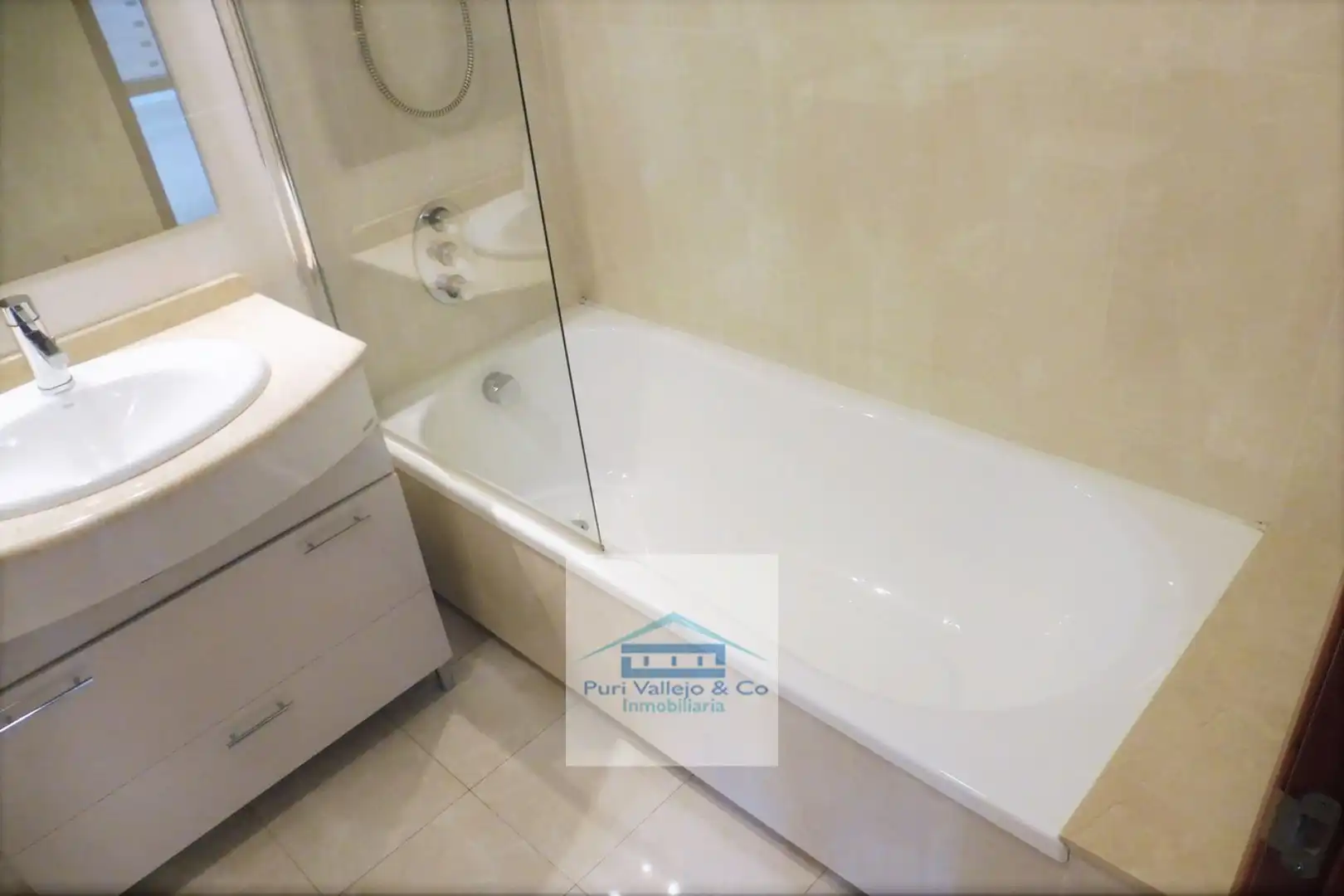 Bathroom of Flat for rent in Córdoba  with Air Conditioner, Terrace and Storage room