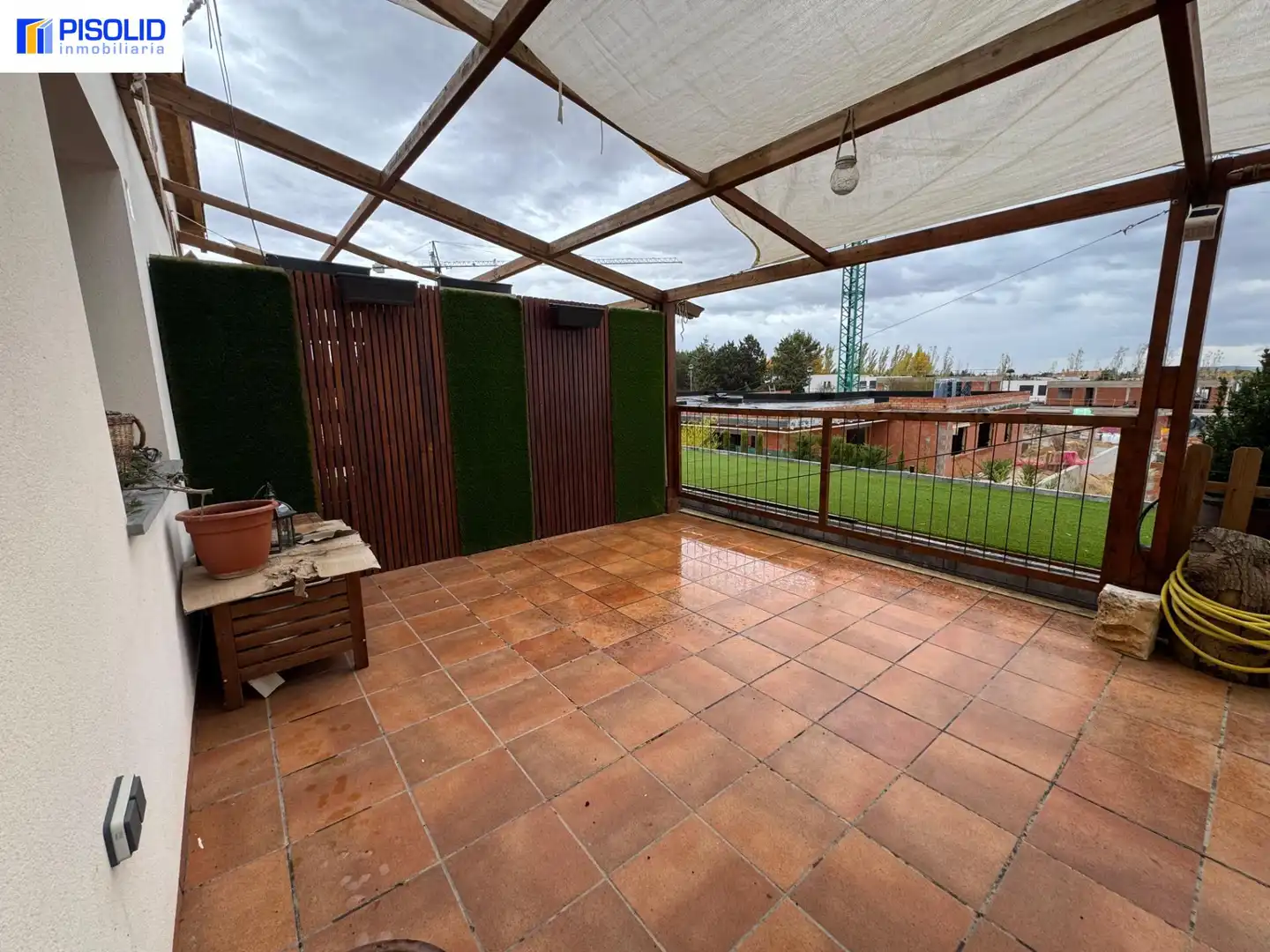 Terrasse von Einfamilien-Reihenhaus zum Verkauf in Valladolid mit Privatgarten und Schwimmbad