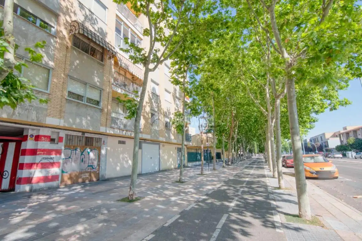 Außenansicht von Garage zum Verkauf in Salamanca