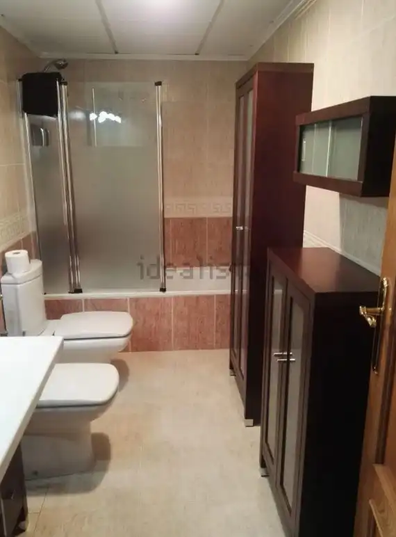 Baño de Piso en venta en Granada con Aire acondicionado, Calefacción y Amueblado