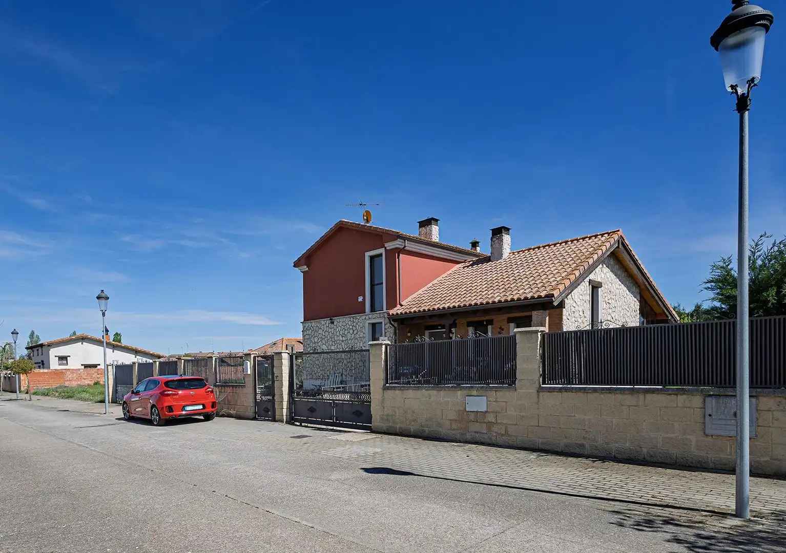 Vista exterior de Casa o chalet en venta en Viana de Cega con Jardín privado