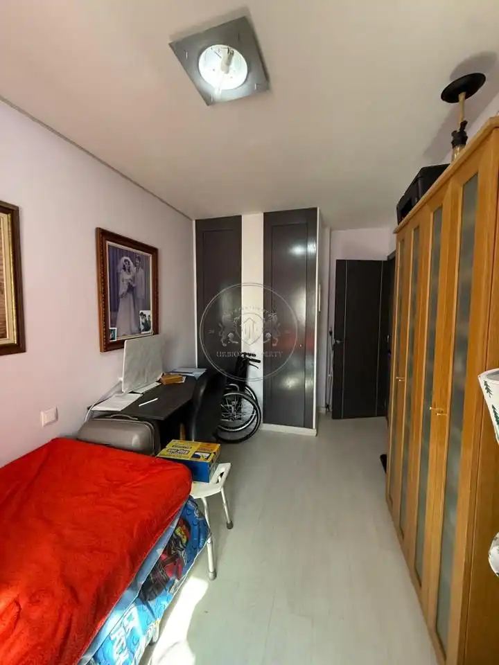Pis en venda a De Paraguay, V Centenario
