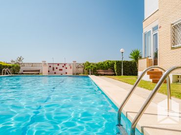 Pis amb piscina en venda a Lluminetes
