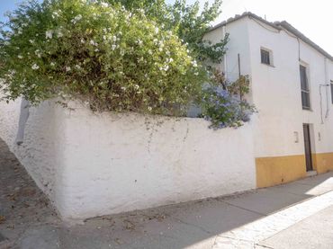 Casa aparellada amb balcó en venda a Calle Real de Narila 4