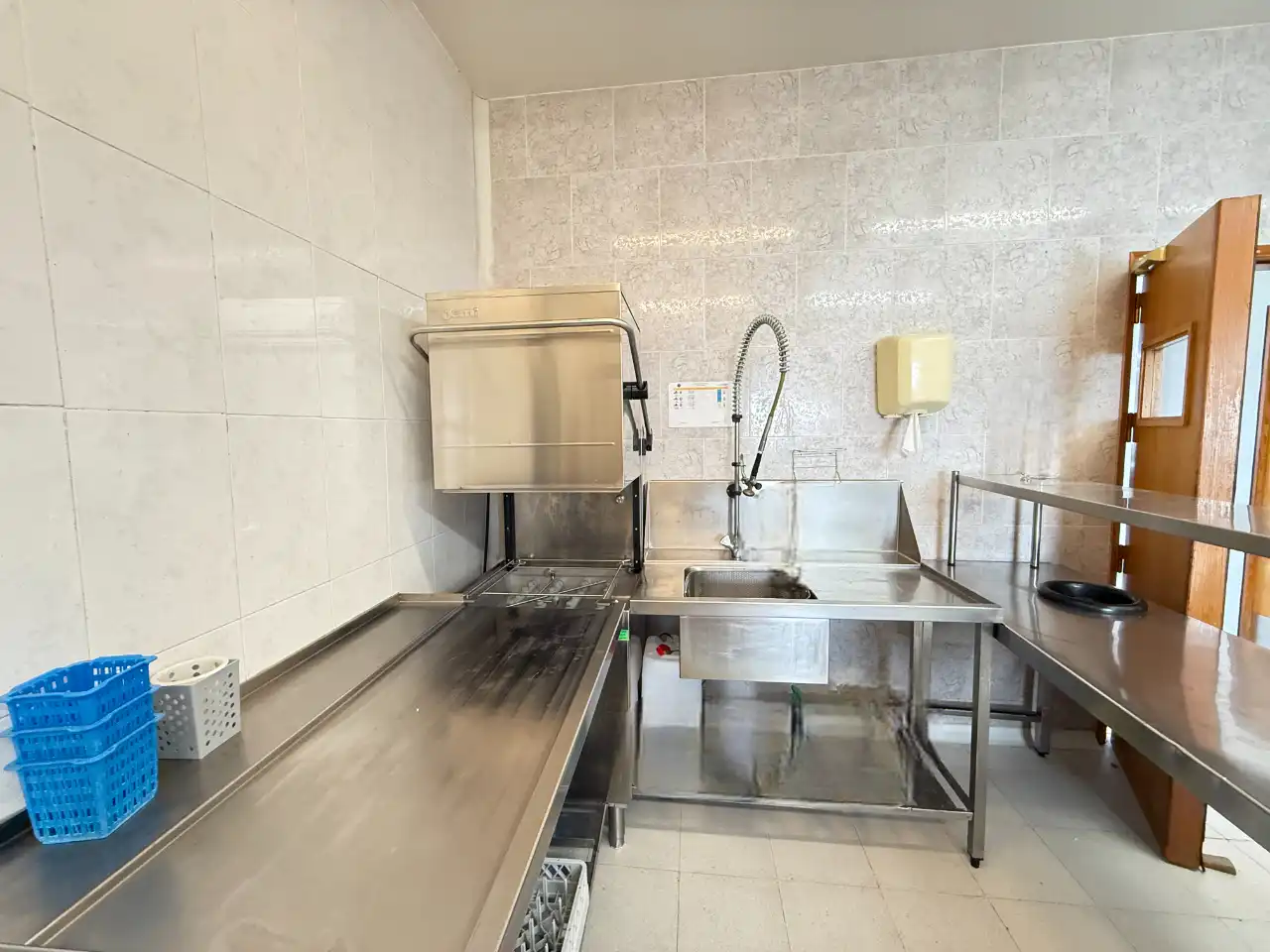 Cuina de Local de lloguer en Riudellots de la Selva amb Aire condicionat, Calefacció i Terrassa