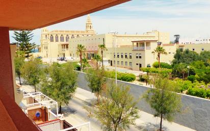 Außenansicht von Einfamilien-Reihenhaus zum verkauf in Chipiona mit Terrasse und Balkon