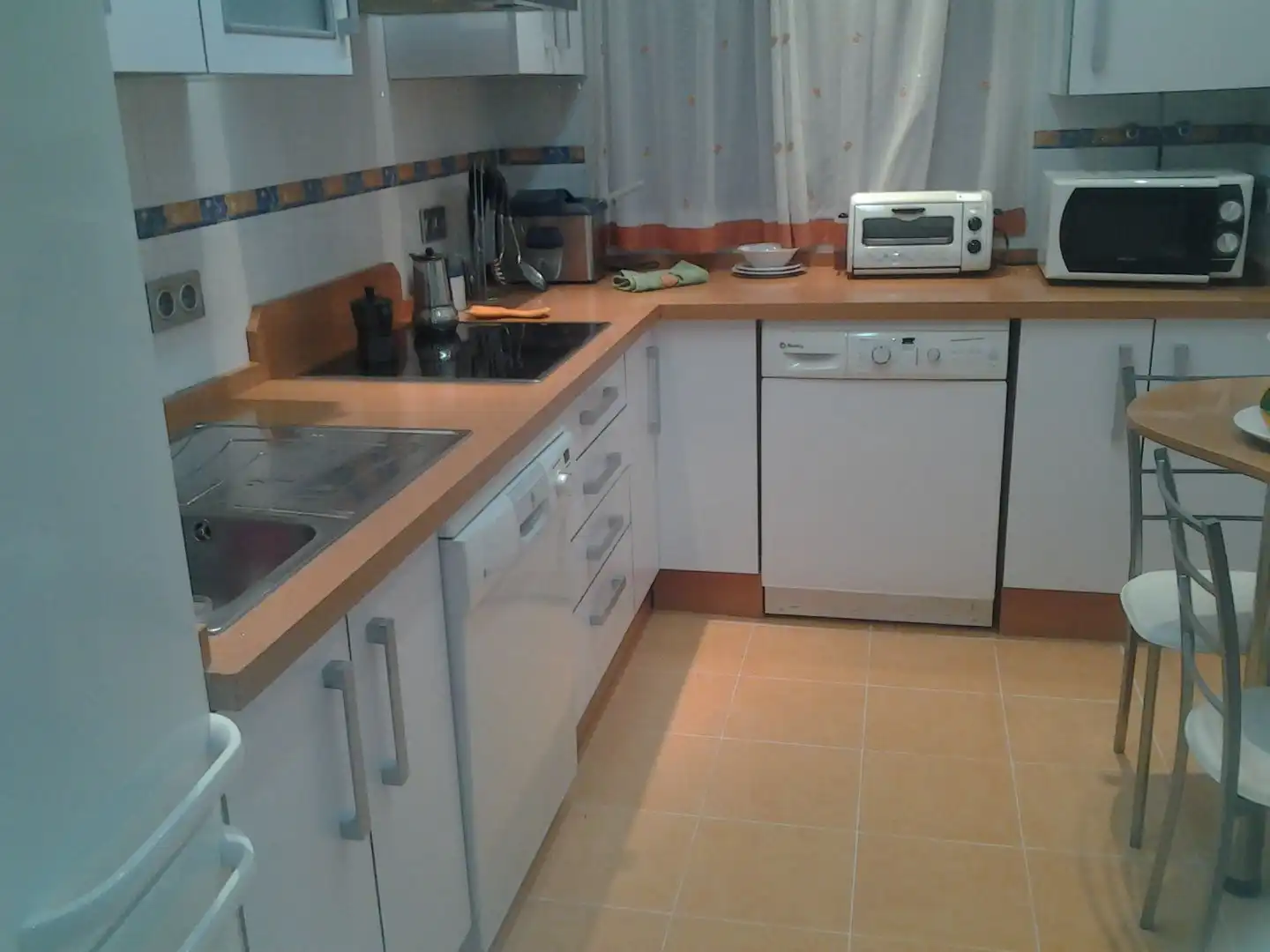 Küche von Wohnung zur Miete in Sevilla mit Klimaanlage, Waschmaschine und Mikrowelle
