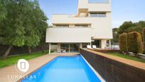 Vista exterior de Casa o xalet en venda en Sitges amb Aire condicionat i Piscina