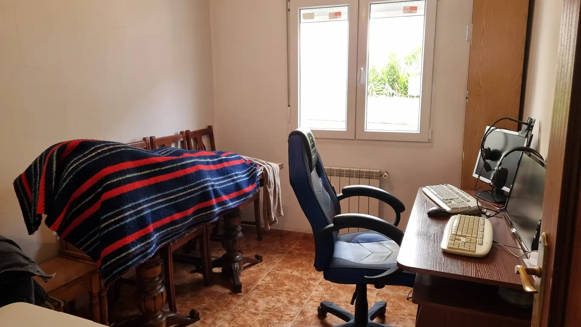 Dormitori de Casa adosada en venda en Cabrales amb Calefacció i Moblat