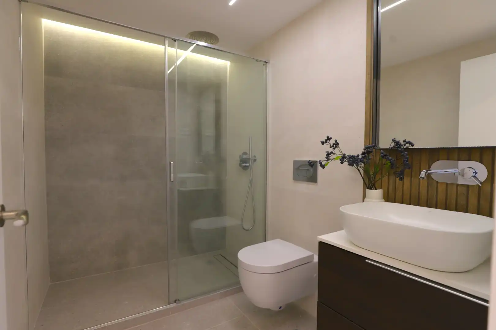 Bathroom of Houses for sale in Madrid  with Air Conditioner, Heating and Parquet flooring