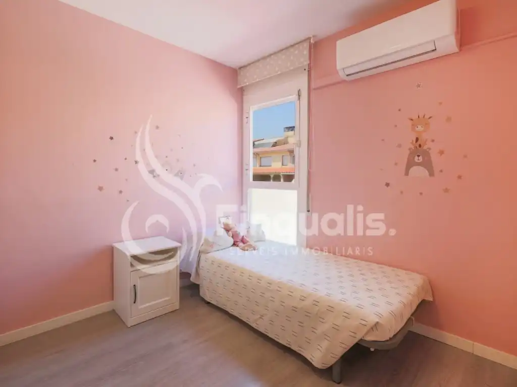 Dormitori de Casa adosada en venda en Canovelles