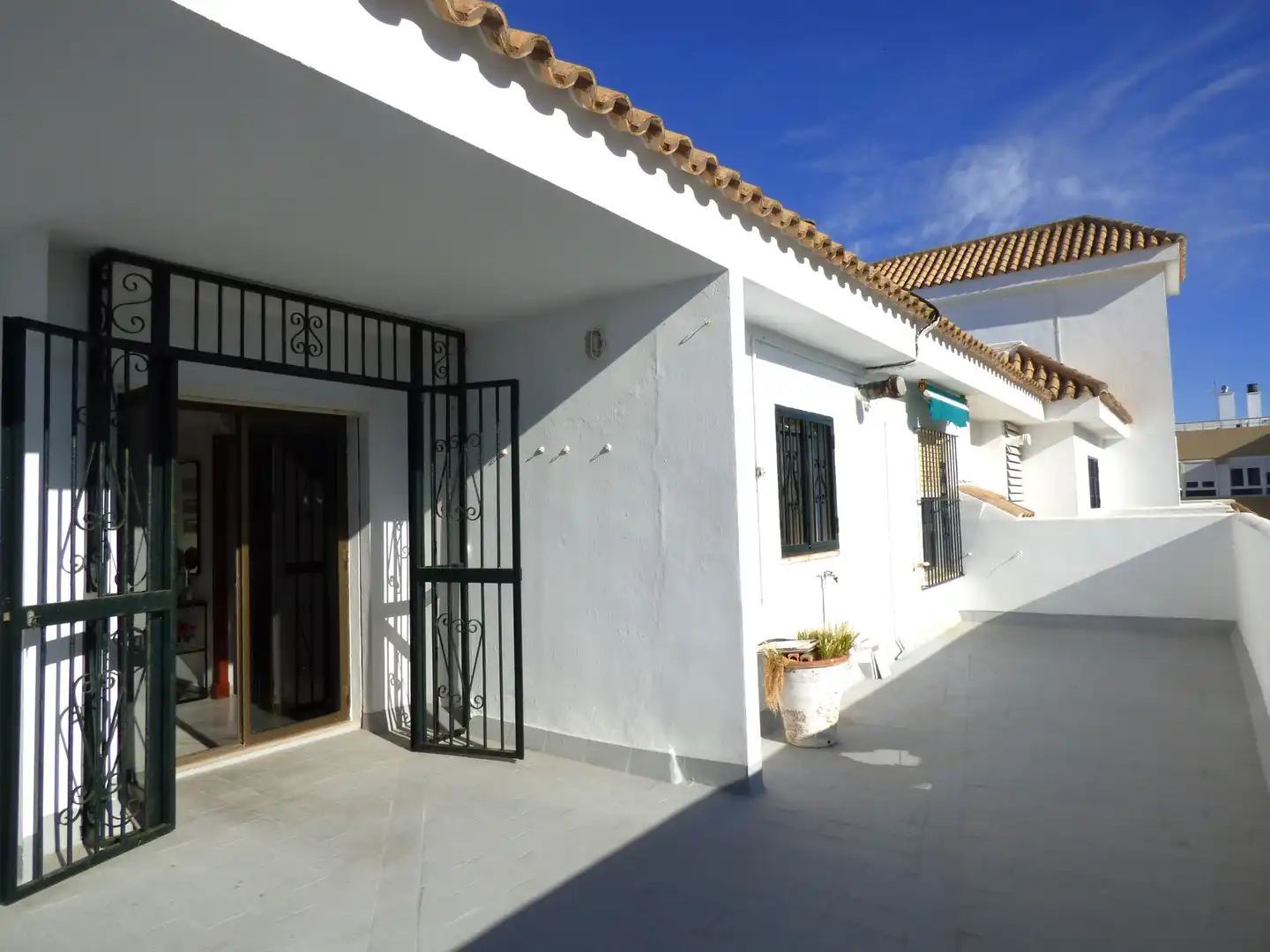 Vista exterior de Ático en venta en  Cádiz Capital con Calefacción y Terraza
