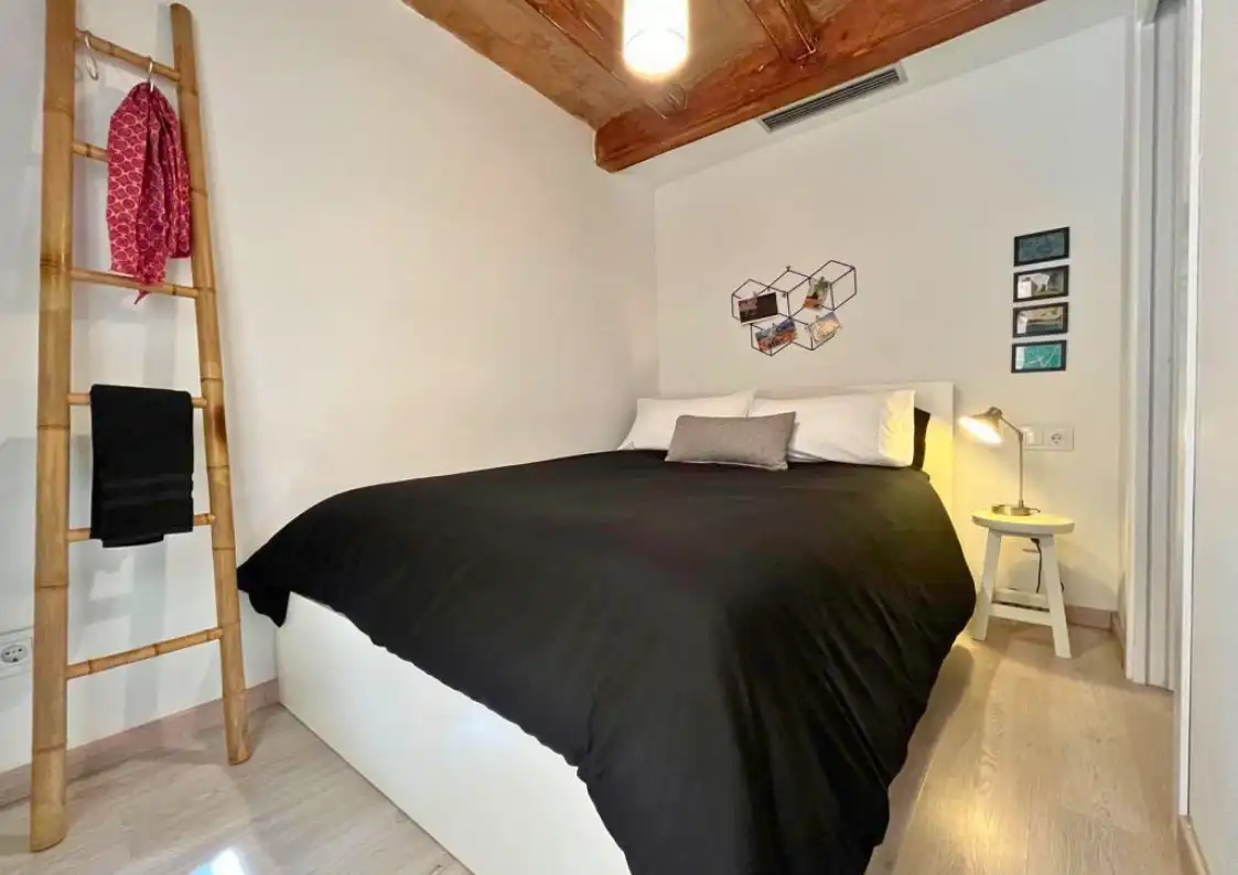 Schlafzimmer von Wohnung zum Verkauf in Barcelona mit Heizung, Ofen und Mikrowelle