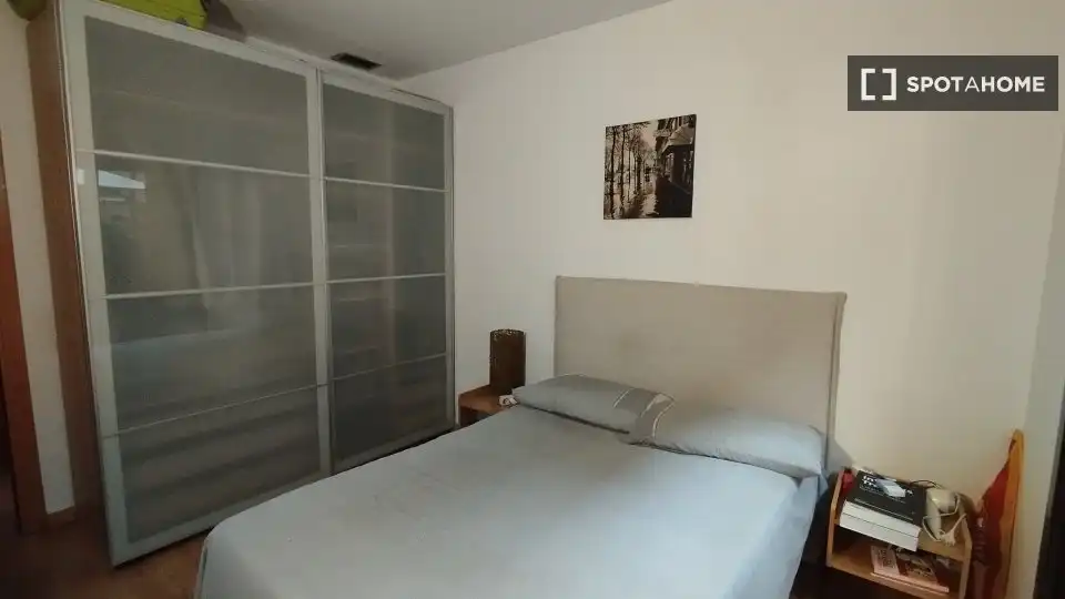 Dormitori de Pis per a compartir en L'Hospitalet de Llobregat amb Aire condicionat, Calefacció i Moblat