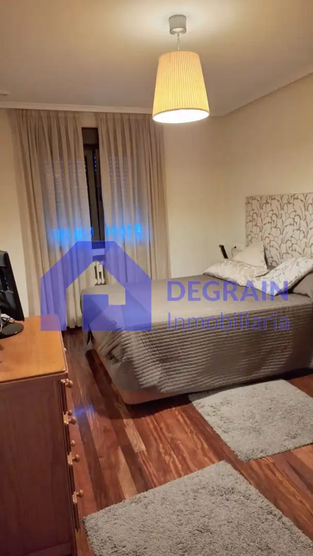 Dormitori de Pis en venda en Oviedo  amb Traster