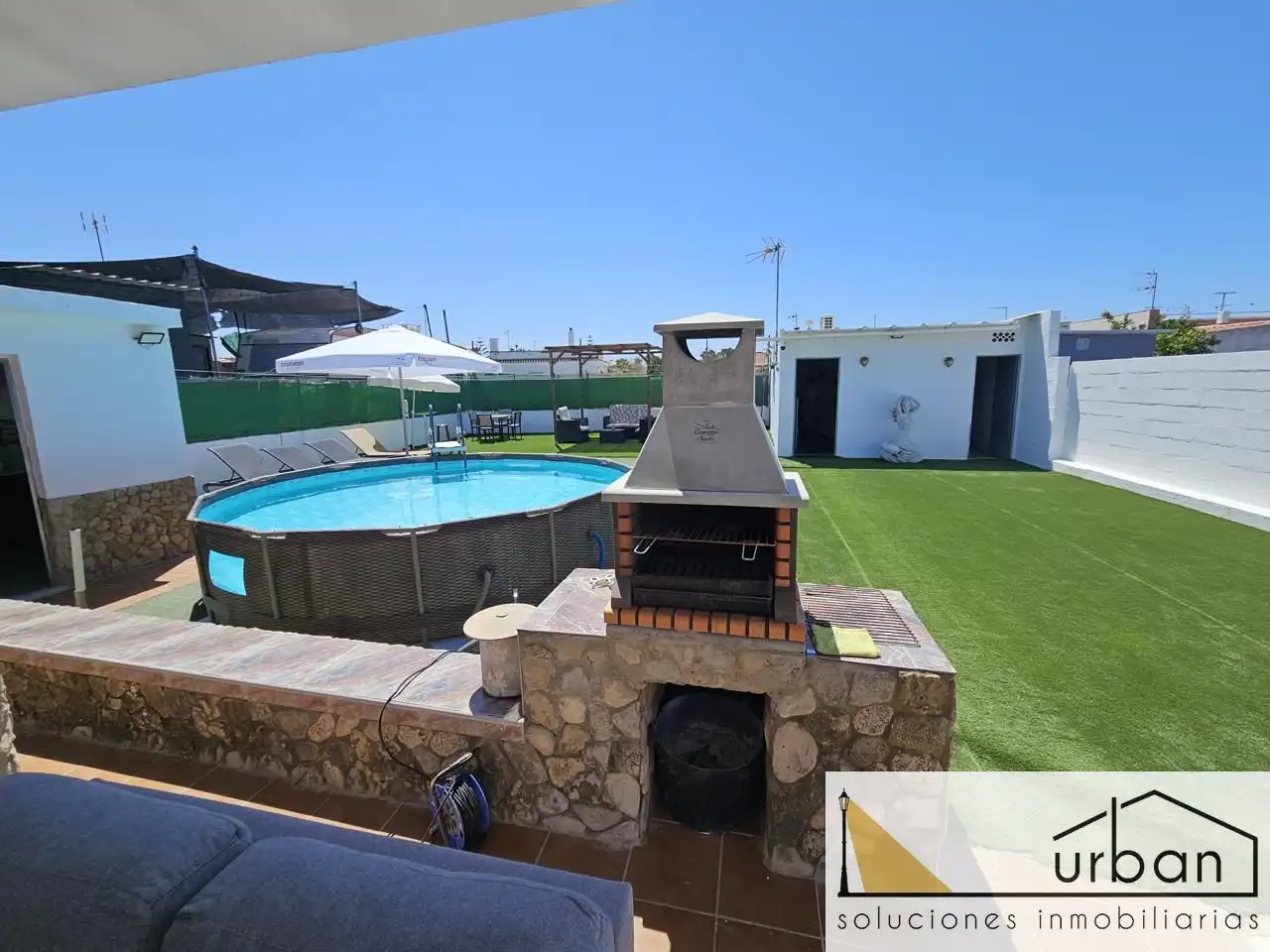 Piscina de Finca rústica en venda en Chipiona amb Aire condicionat, Calefacció i Jardí privat