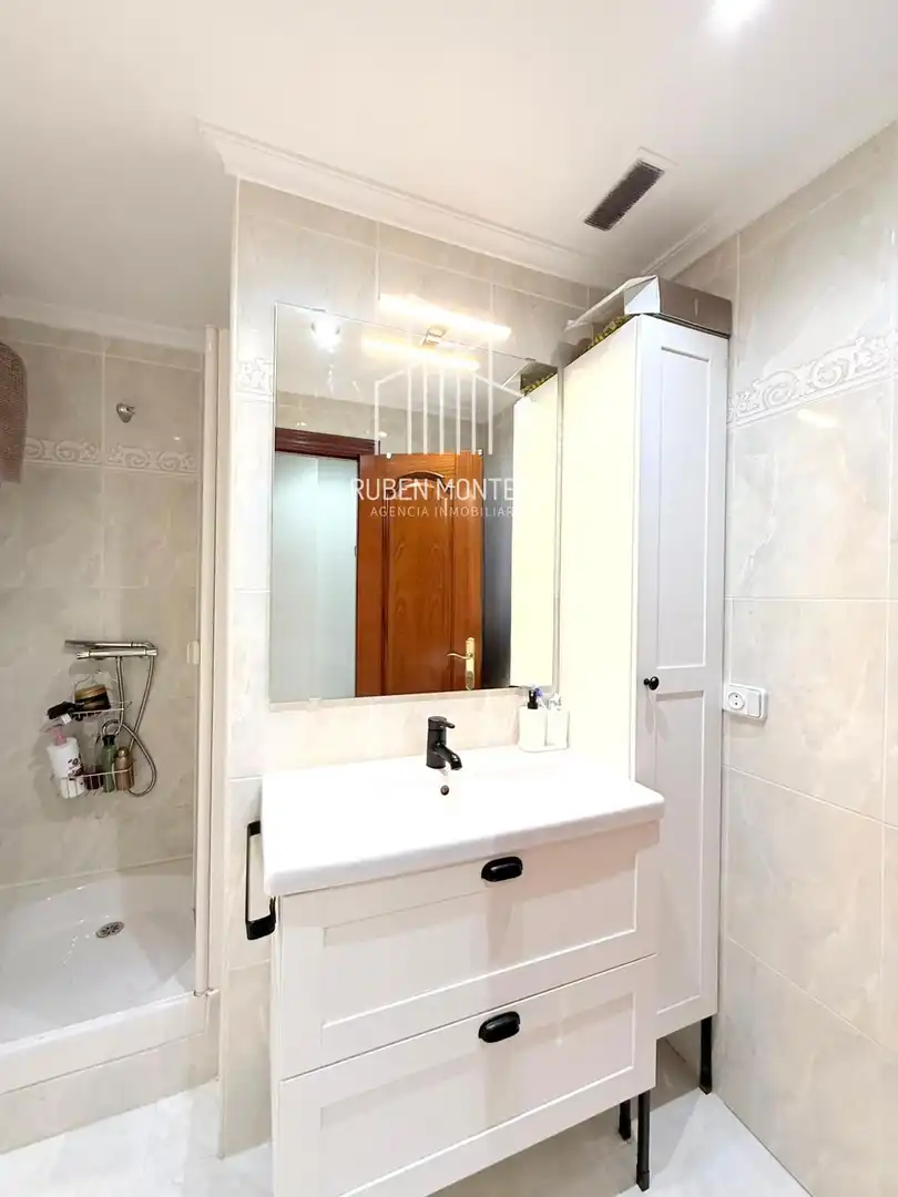 Bathroom of Flat for rent in Salamanca  with Heating, Terrace and Furnished