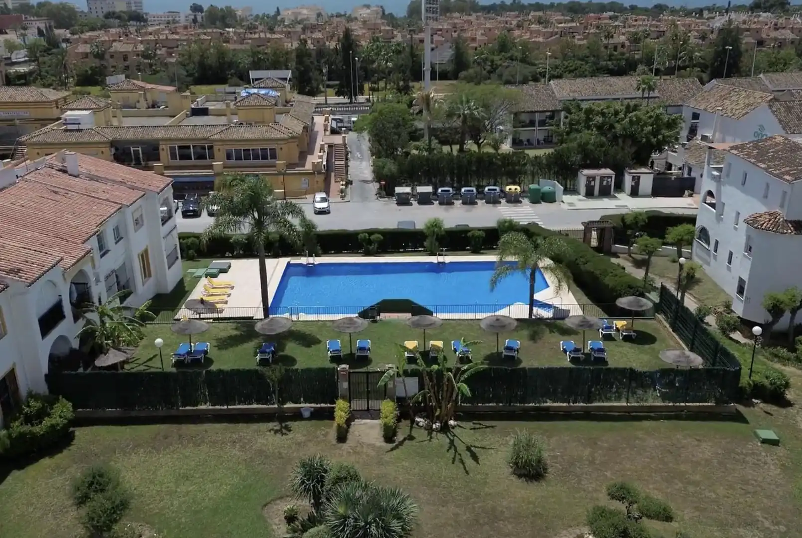 Piscina de Ático en venta en Estepona con Jardín privado y Piscina comunitaria